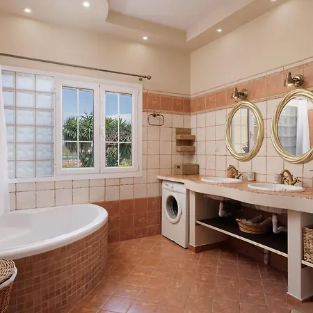 Homely 2bd In Dassia Apartamento *